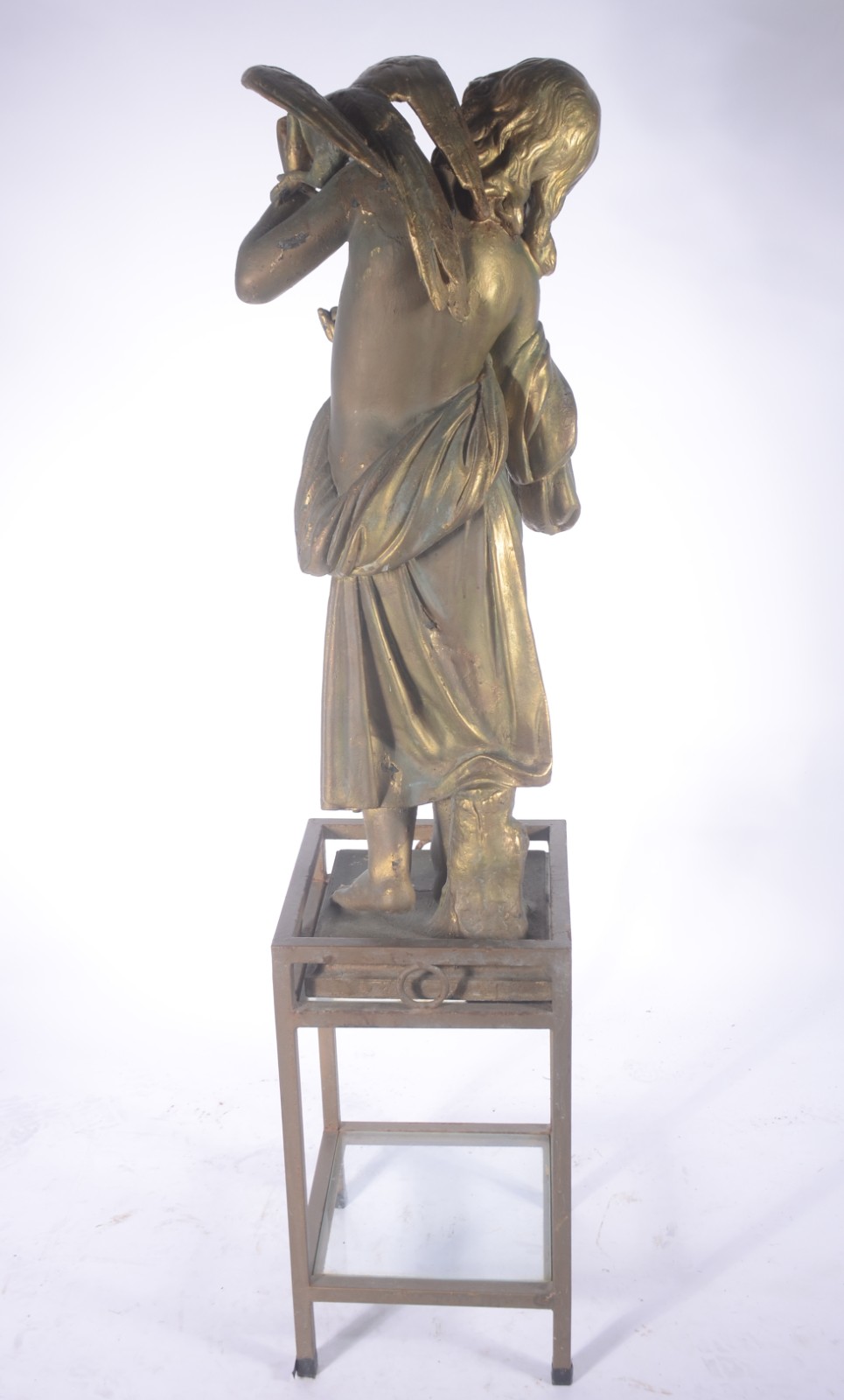 Estatueta de metal patinado representando figura feminina com... - foto 7 de 7