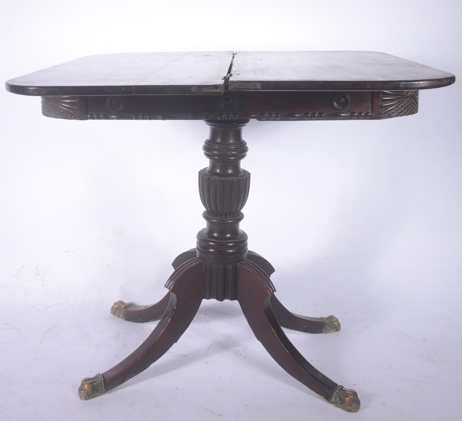 Mesa/aparador de madeira nobre, tampo dobrável, saia entalhada. Base... - foto 2 de 9