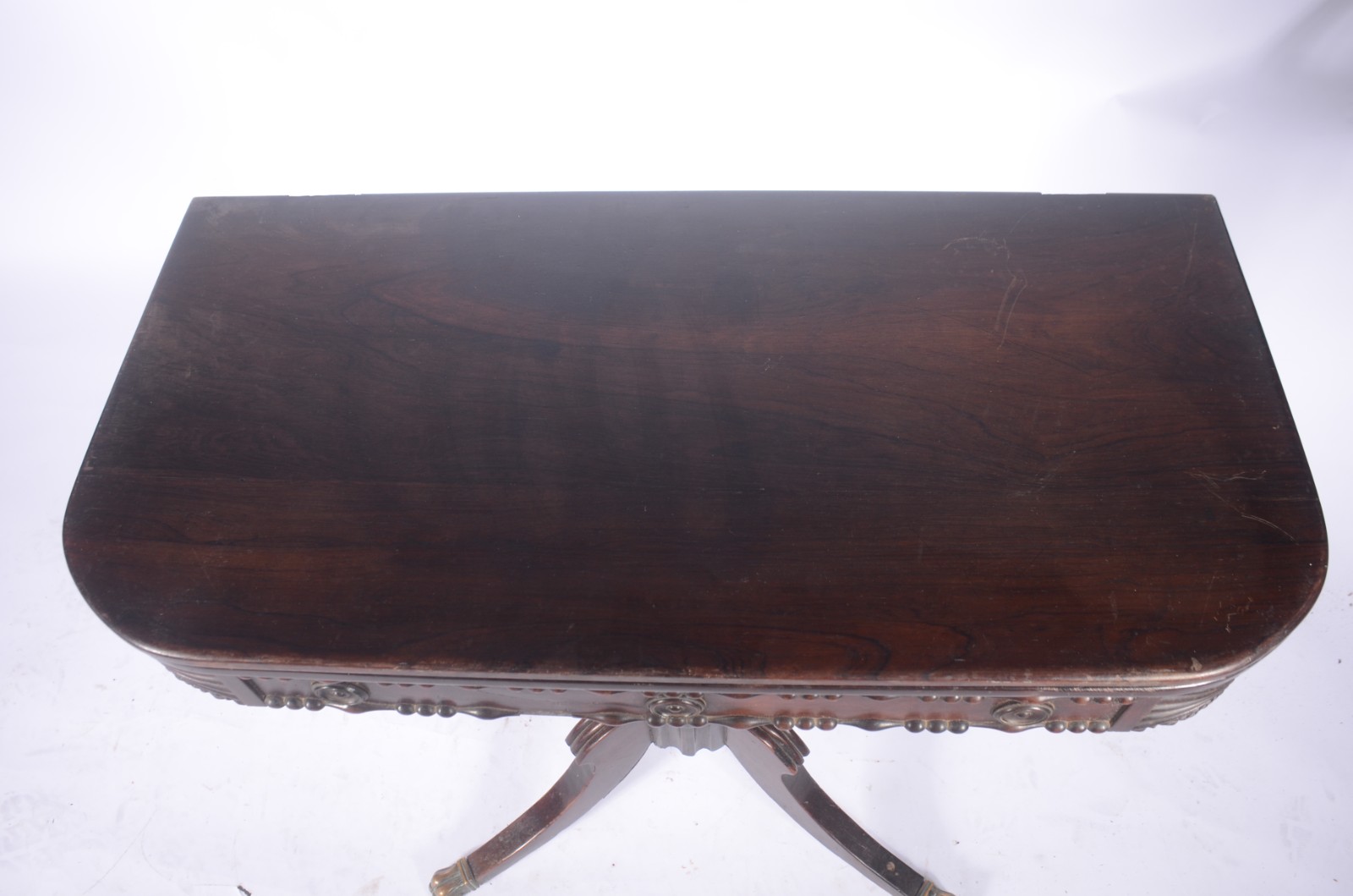 Mesa/aparador de madeira nobre, tampo dobrável, saia entalhada. Base... - foto 4 de 9