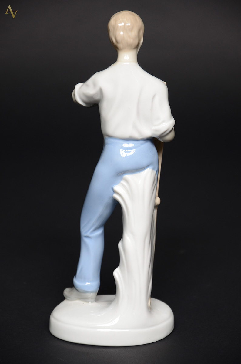 Escultura em porcelana representando figura masculina. Altura 25 cm. - foto 2 de 2