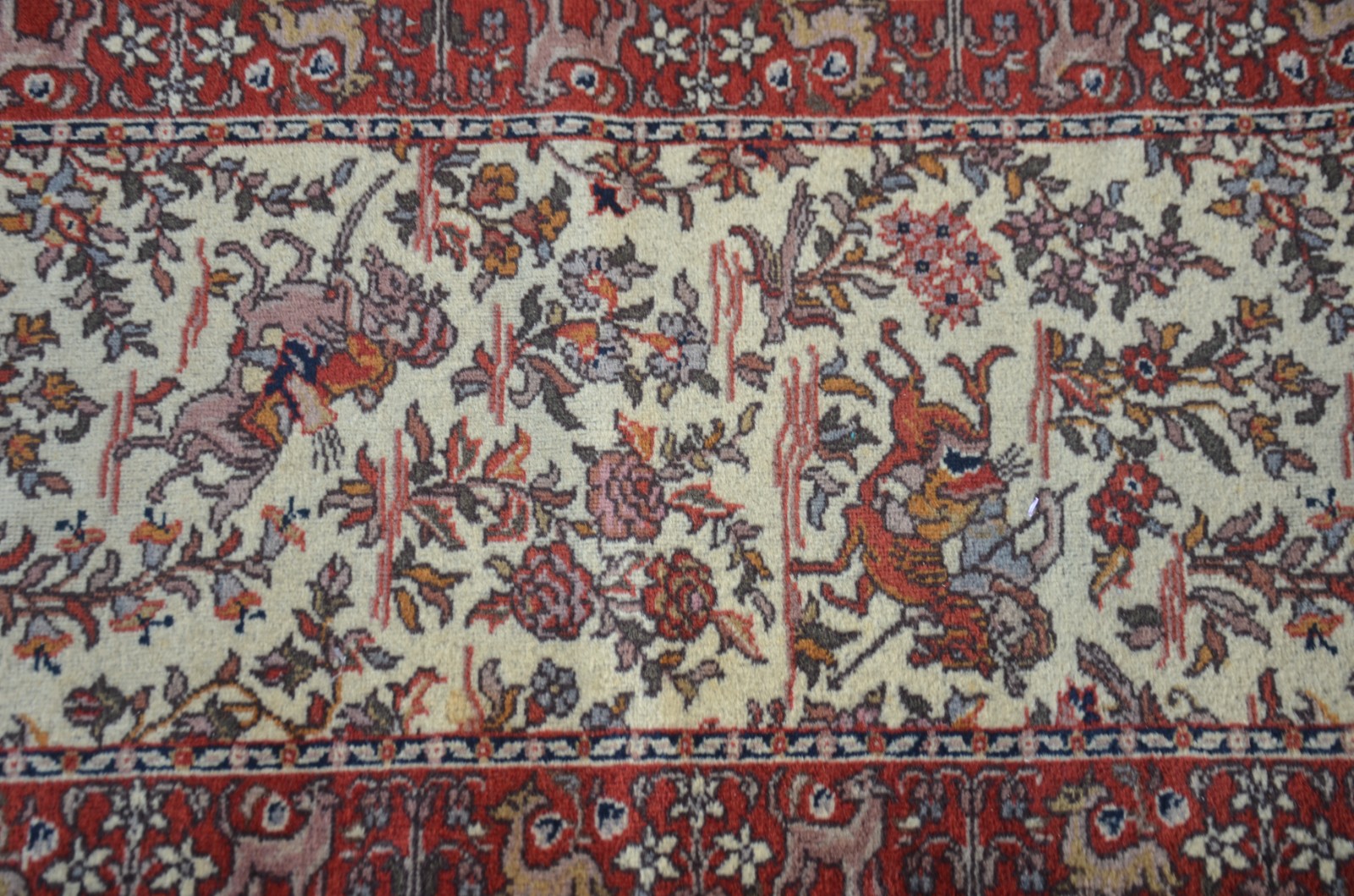 Passadeira indiana Tabriz com tema de caça, assinada. - foto 2 de 8