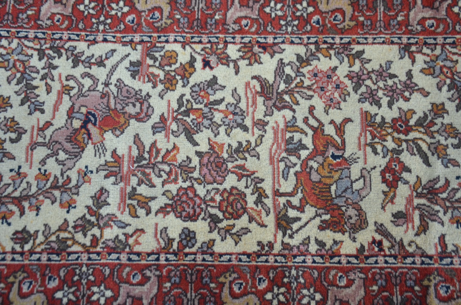 Passadeira indiana Tabriz com tema de caça, assinada. - foto 4 de 8