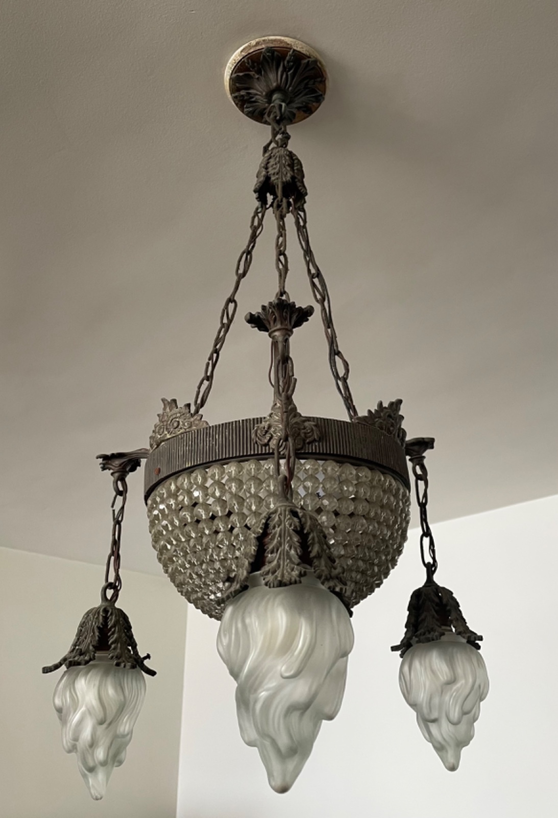 Lustre de metal e contas de cristal com 3 mangas. Um com lascados na... - foto 1 de 5