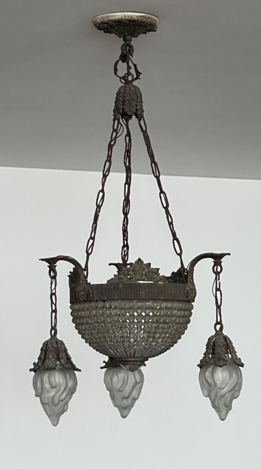 Lustre de metal e contas de cristal com 3 mangas. Um com lascados na... - foto 2 de 5