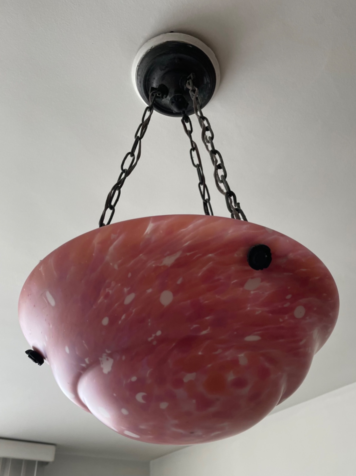 Lanterna de vidro leitoso rosa com mesclas e correntes de metal. - foto 2 de 6