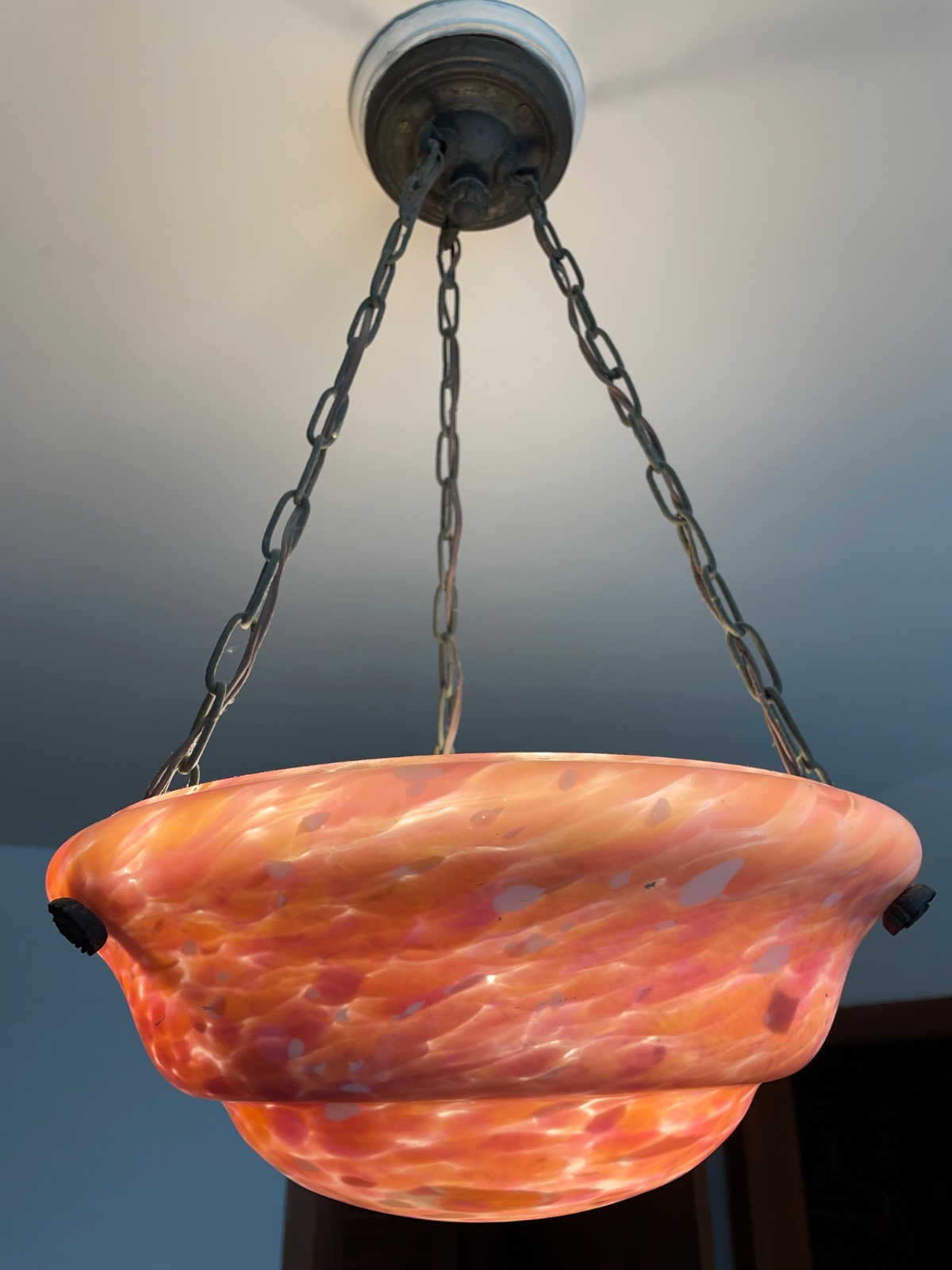 Lanterna de vidro leitoso rosa com mesclas e correntes de metal. - foto 6 de 6