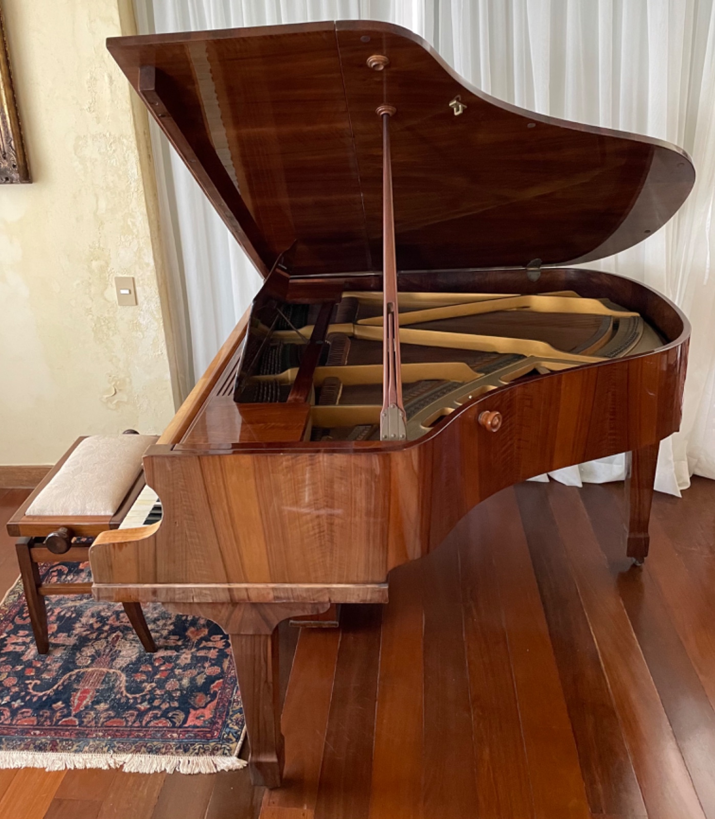 Piano 1/4 de cauda em madeira nobre, dois pedais, origem tcheca... - foto 3 de 8