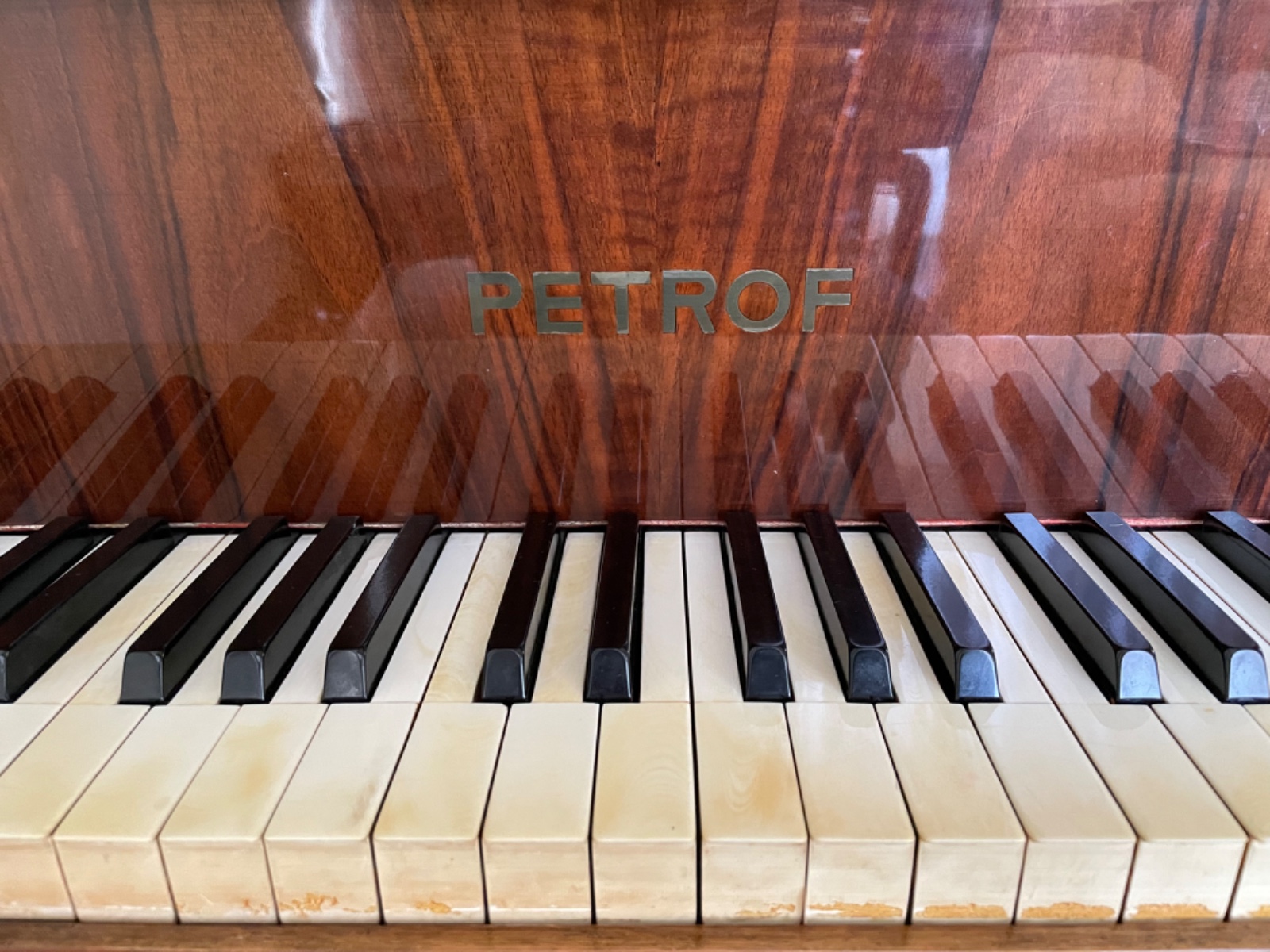 Piano 1/4 de cauda em madeira nobre, dois pedais, origem tcheca... - foto 4 de 8