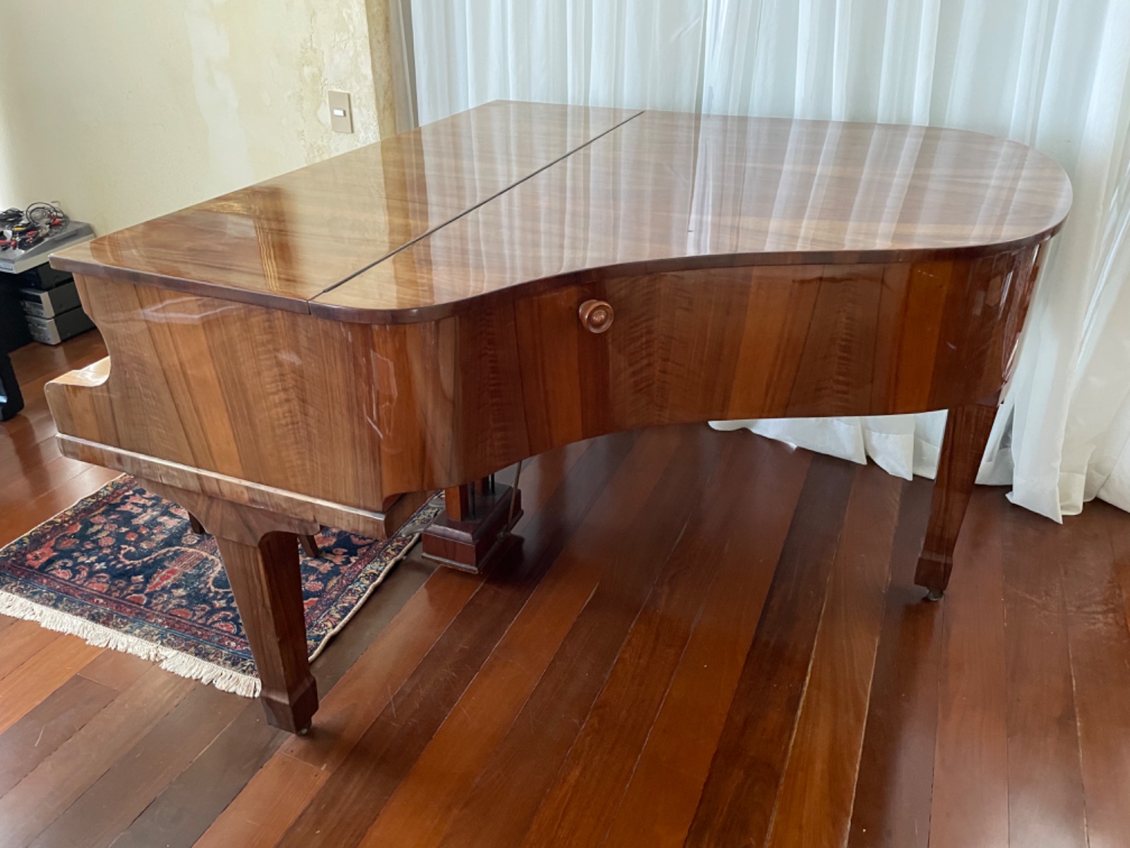 Piano 1/4 de cauda em madeira nobre, dois pedais, origem tcheca... - foto 5 de 8