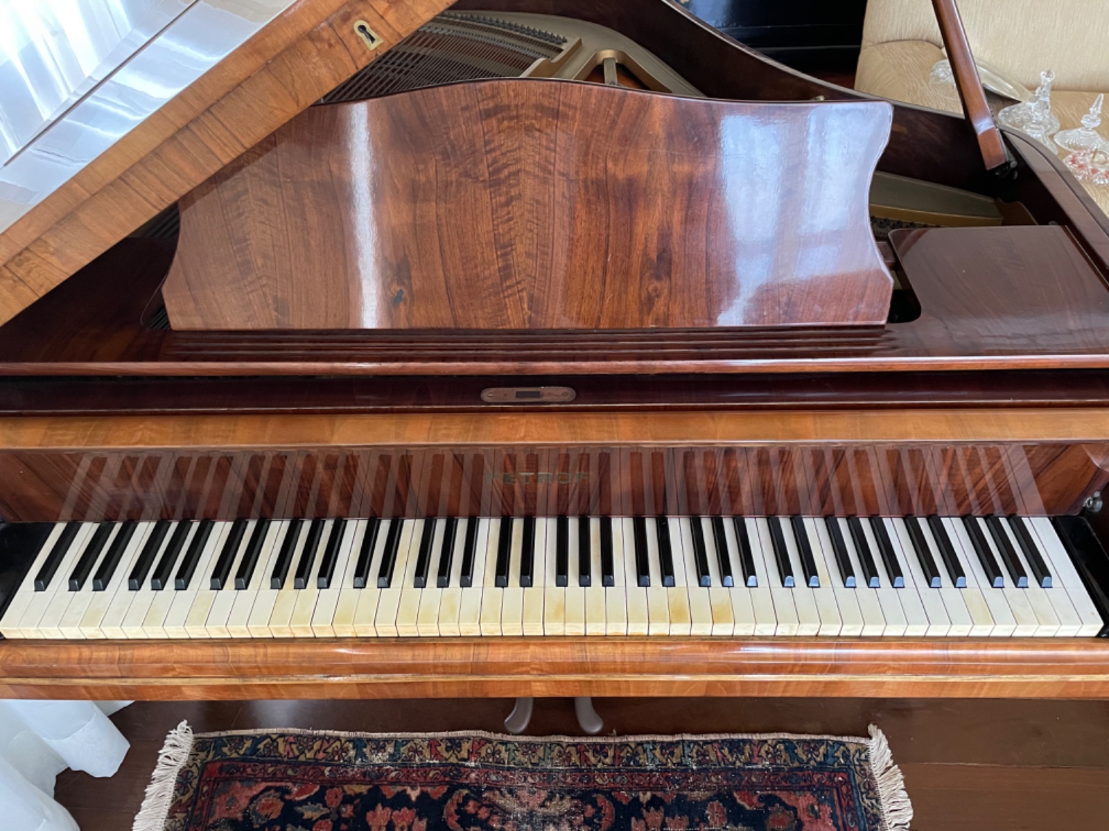 Piano 1/4 de cauda em madeira nobre, dois pedais, origem tcheca... - foto 7 de 8