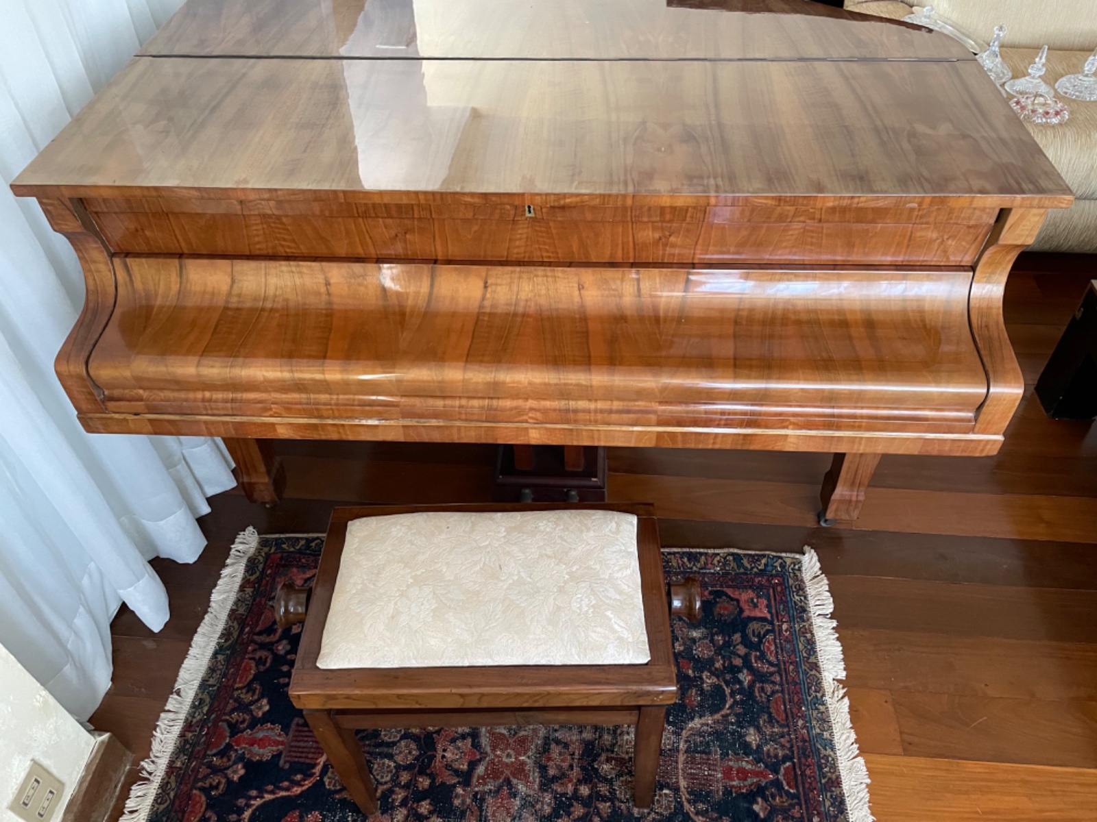 Piano 1/4 de cauda em madeira nobre, dois pedais, origem tcheca... - foto 8 de 8