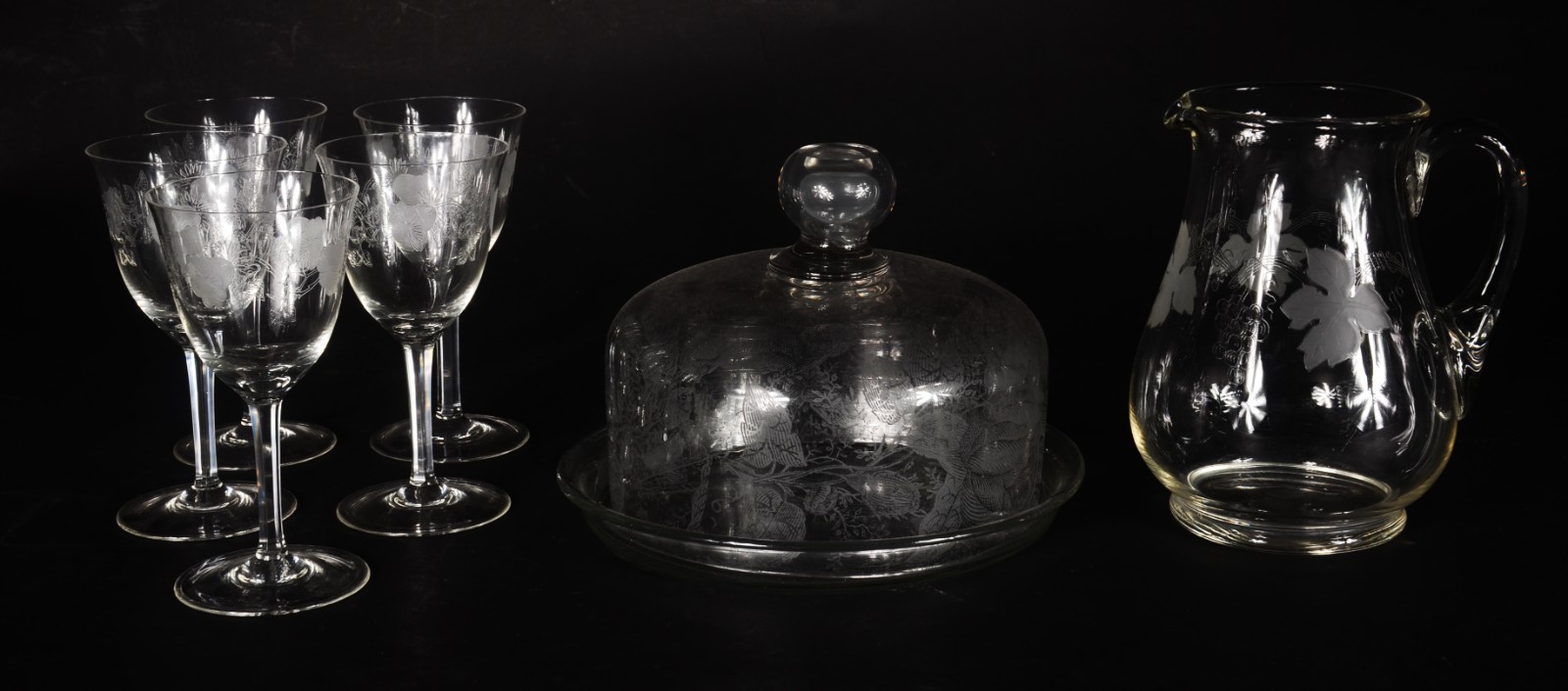 Conjunto de cristal lavrados com uvas e folhas de parreiras, composto... - foto 1 de 10