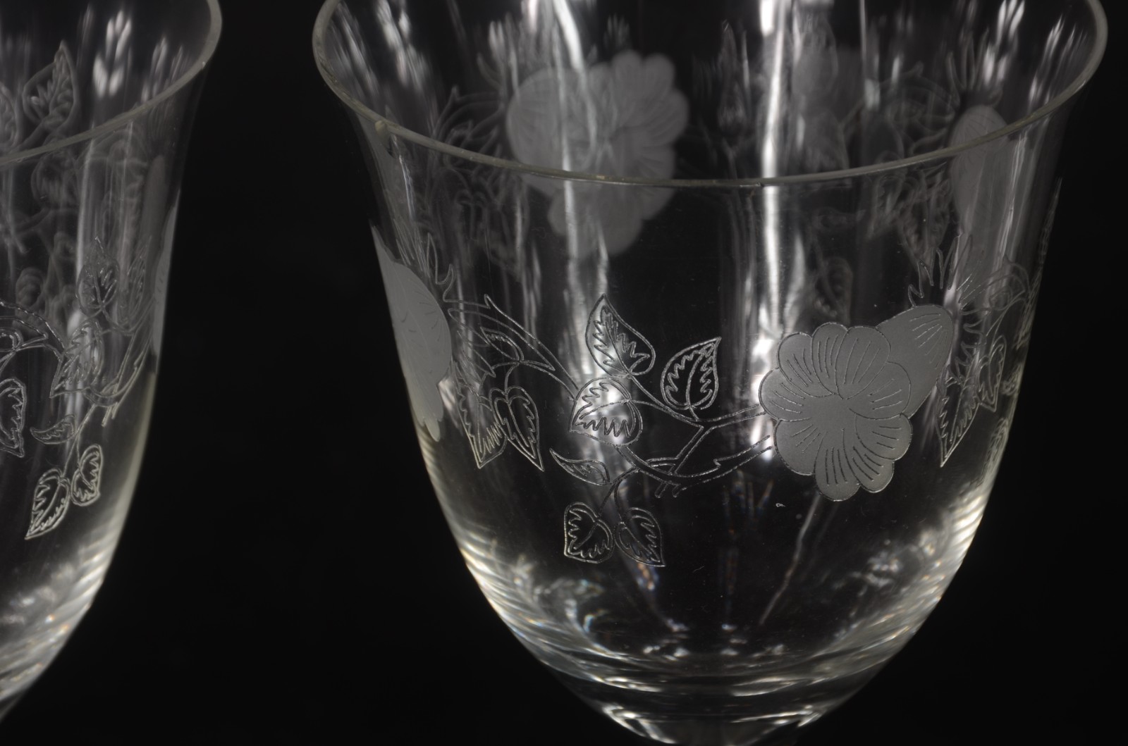 Conjunto de cristal lavrados com uvas e folhas de parreiras, composto... - foto 3 de 10