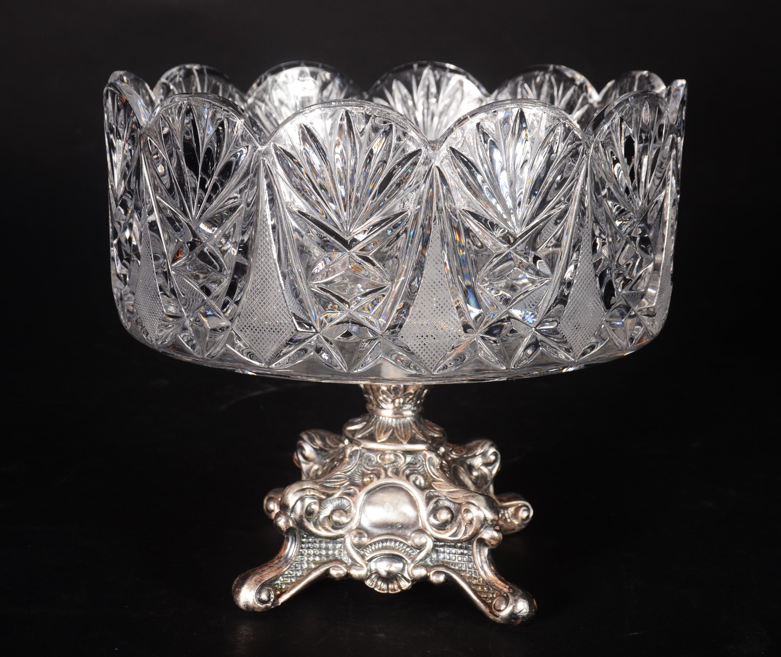 Fruteira de cristal lapidado com base de metal alemão. - foto 1 de 8