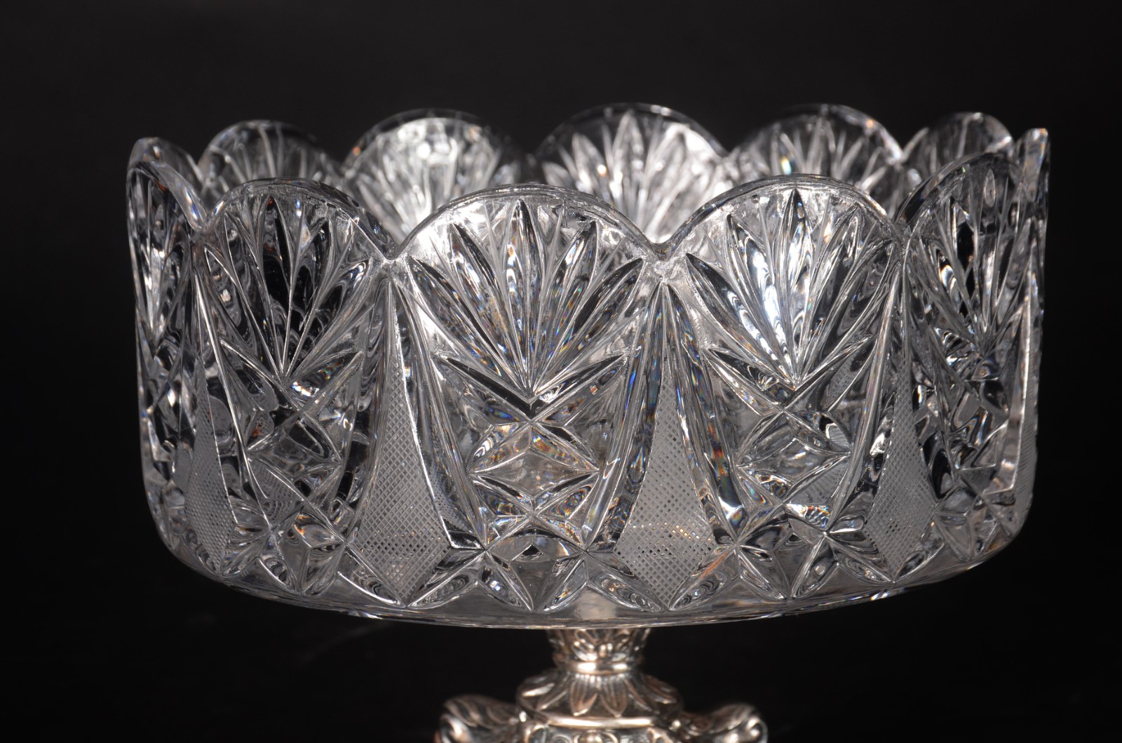 Fruteira de cristal lapidado com base de metal alemão. - foto 2 de 8