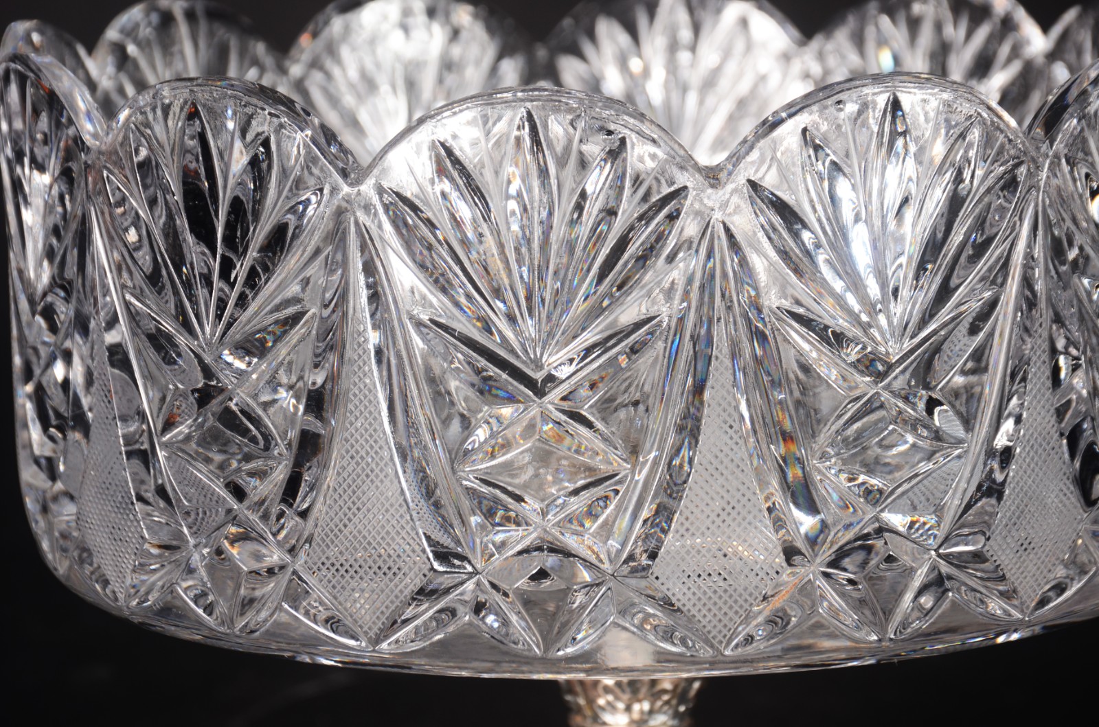 Fruteira de cristal lapidado com base de metal alemão. - foto 7 de 8