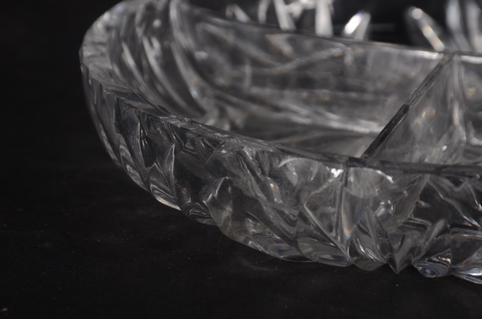Quatro porta petiscos de cristal/vidro lapidado, diferentes modelos. - foto 2 de 9
