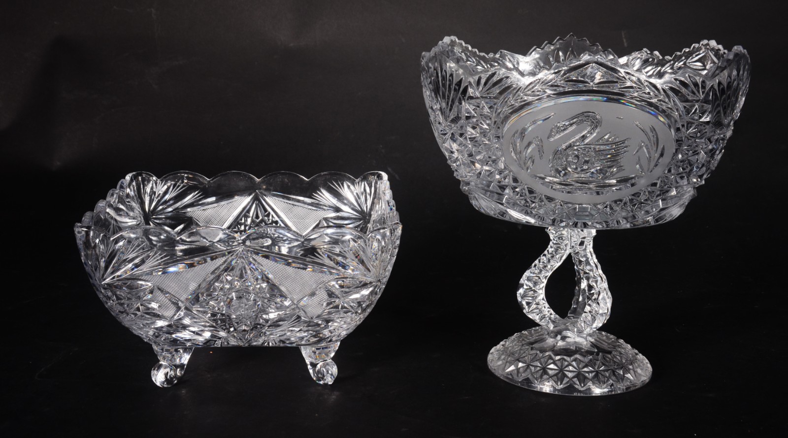 Duas fruteiras de cristal lapidado, sendo uma baixa no feitio... - foto 1 de 11