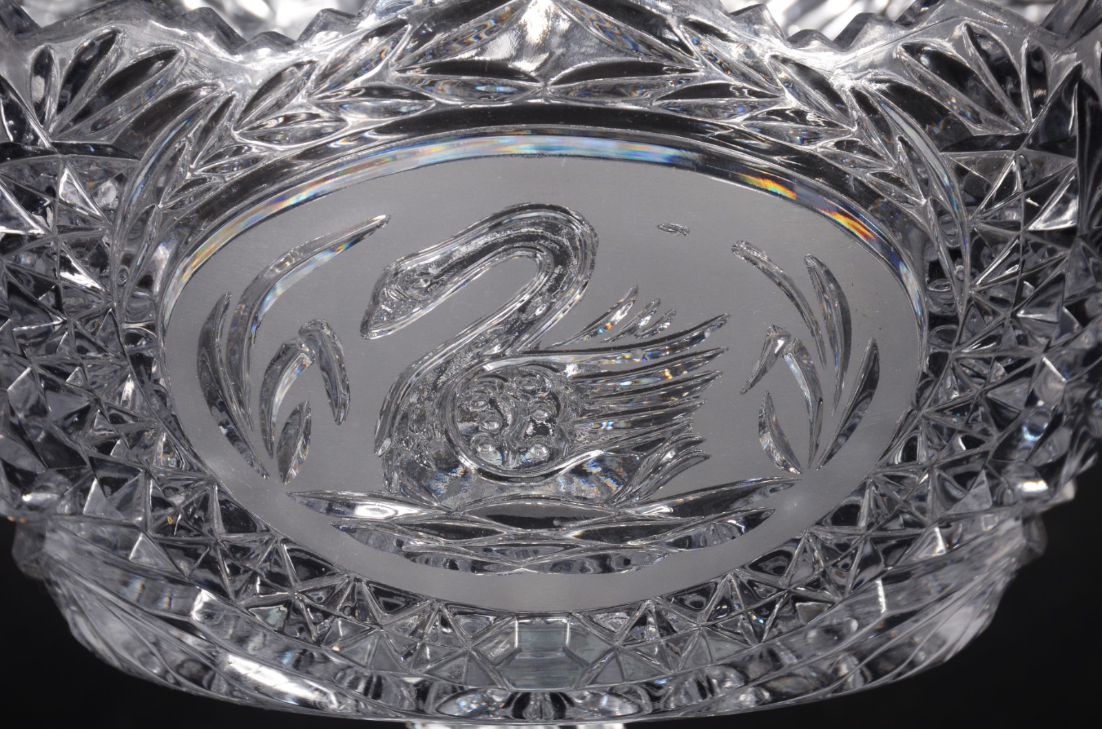 Duas fruteiras de cristal lapidado, sendo uma baixa no feitio... - foto 2 de 11