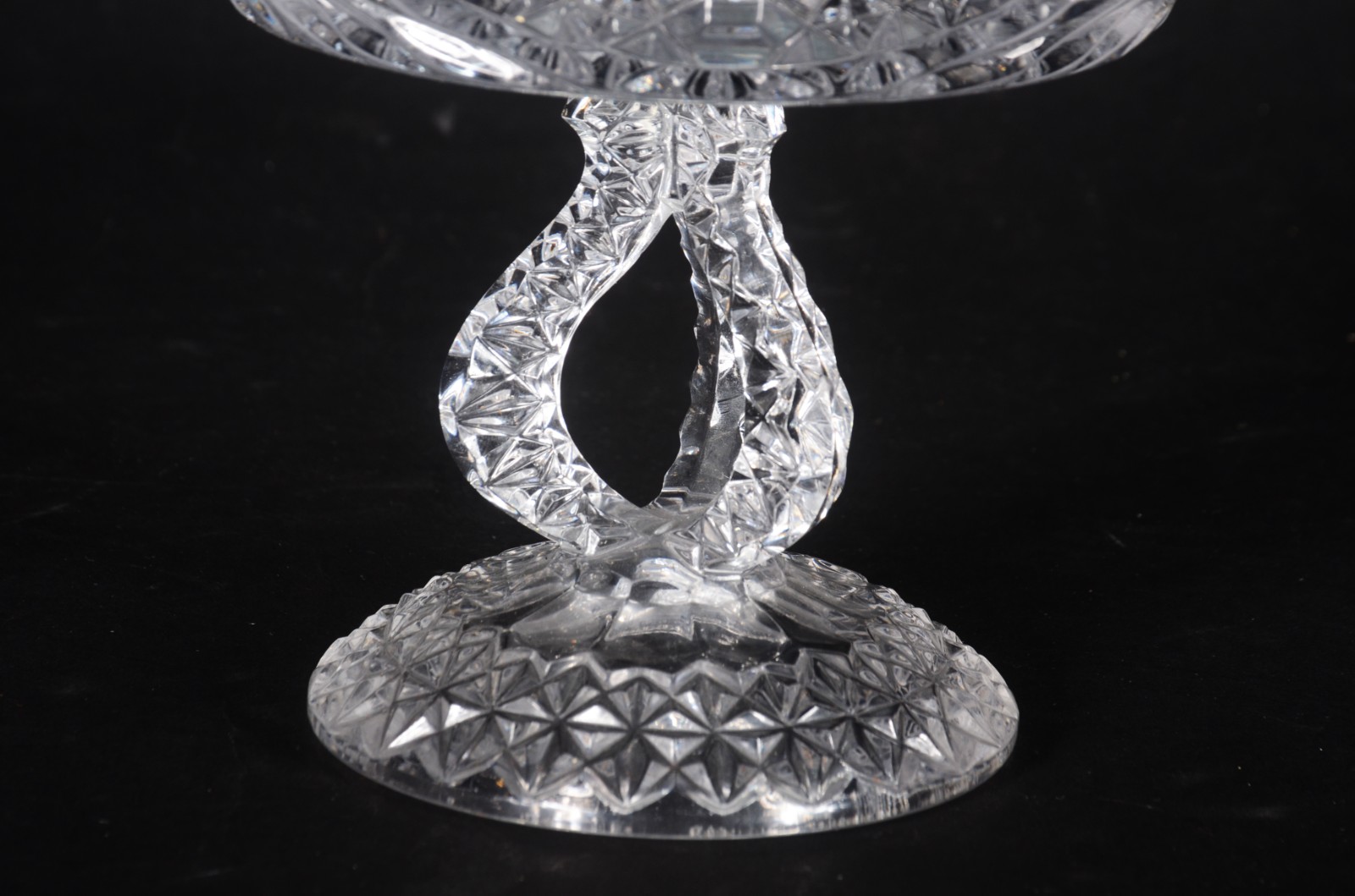 Duas fruteiras de cristal lapidado, sendo uma baixa no feitio... - foto 4 de 11