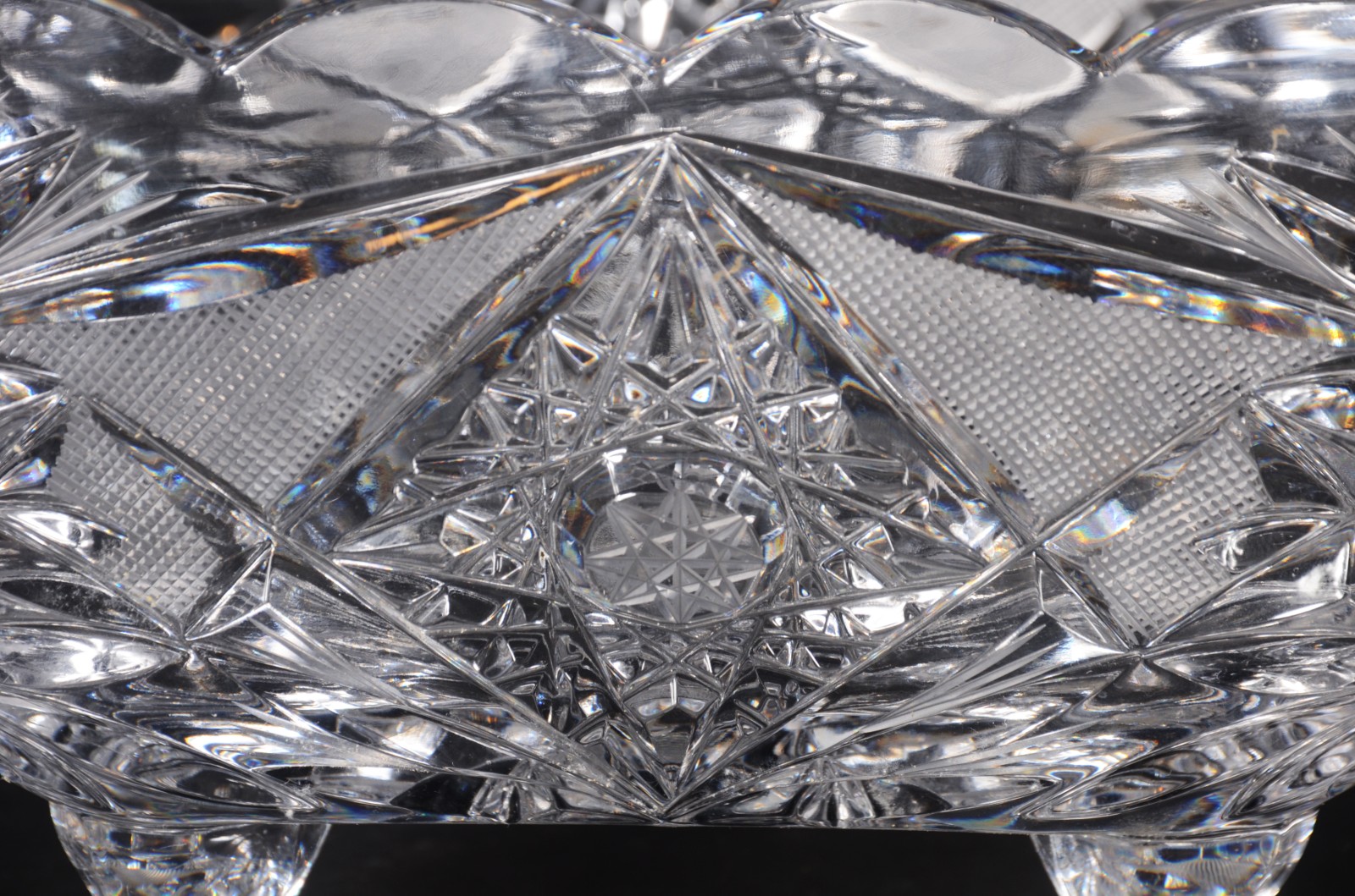 Duas fruteiras de cristal lapidado, sendo uma baixa no feitio... - foto 8 de 11