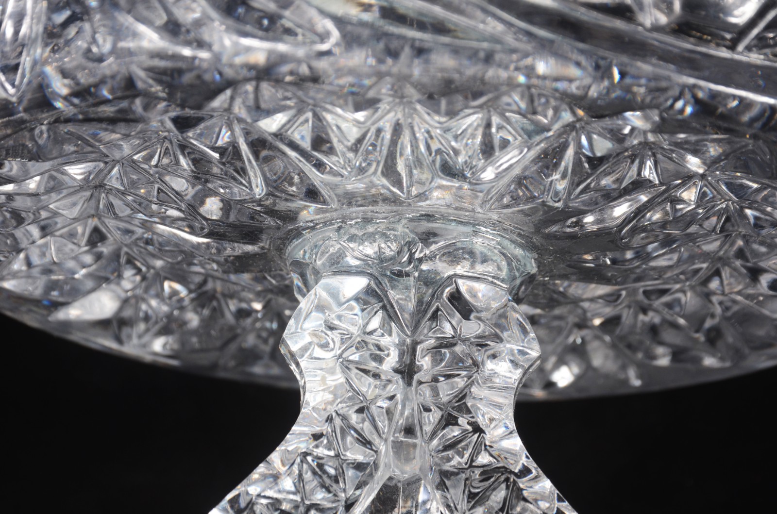 Duas fruteiras de cristal lapidado, sendo uma baixa no feitio... - foto 10 de 11