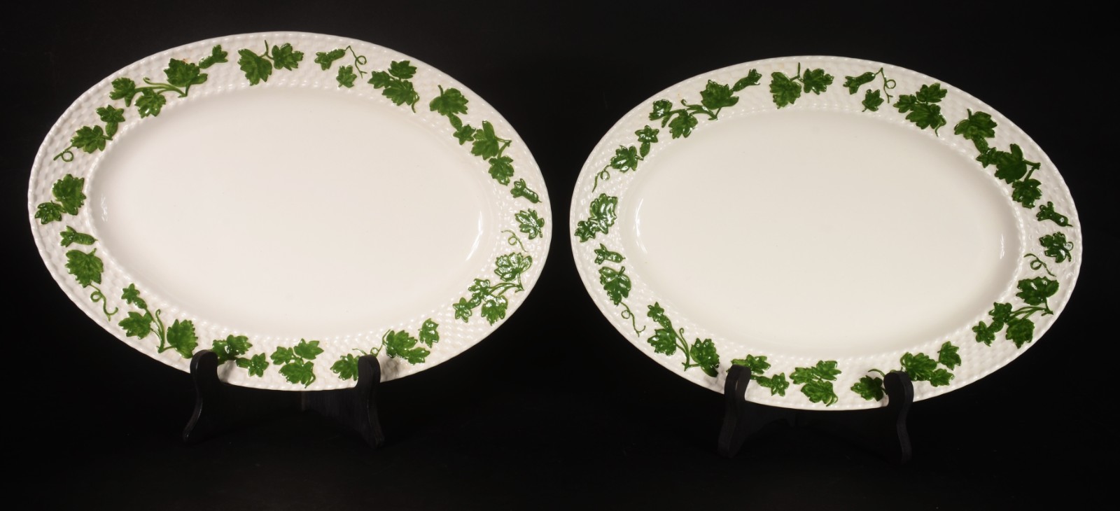 Par de travessas de porcelana italiana Bordallo Pinheiro branca com... - foto 1 de 5