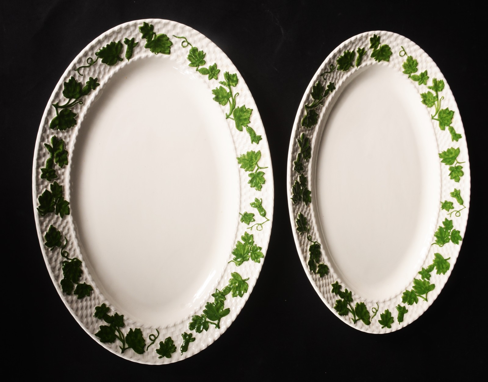 Par de travessas de porcelana italiana Bordallo Pinheiro branca com... - foto 2 de 5