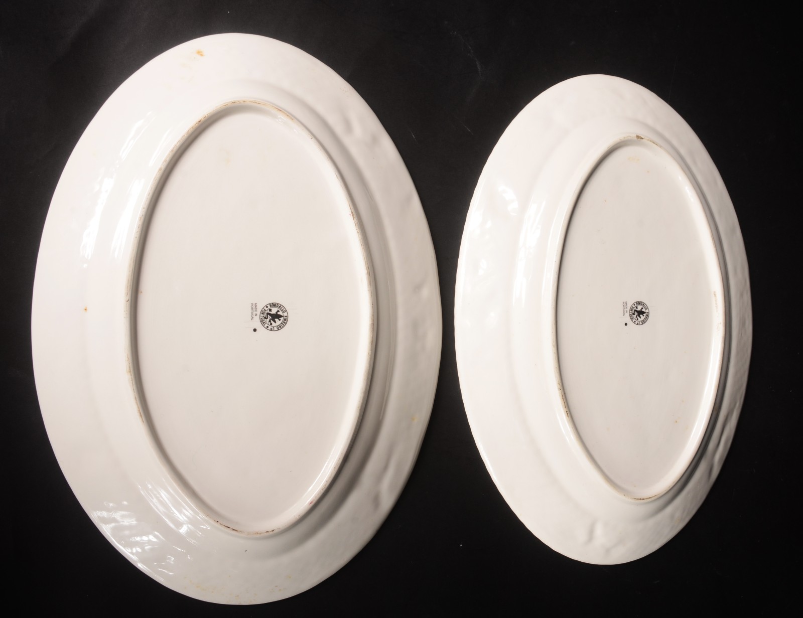 Par de travessas de porcelana italiana Bordallo Pinheiro branca com... - foto 4 de 5