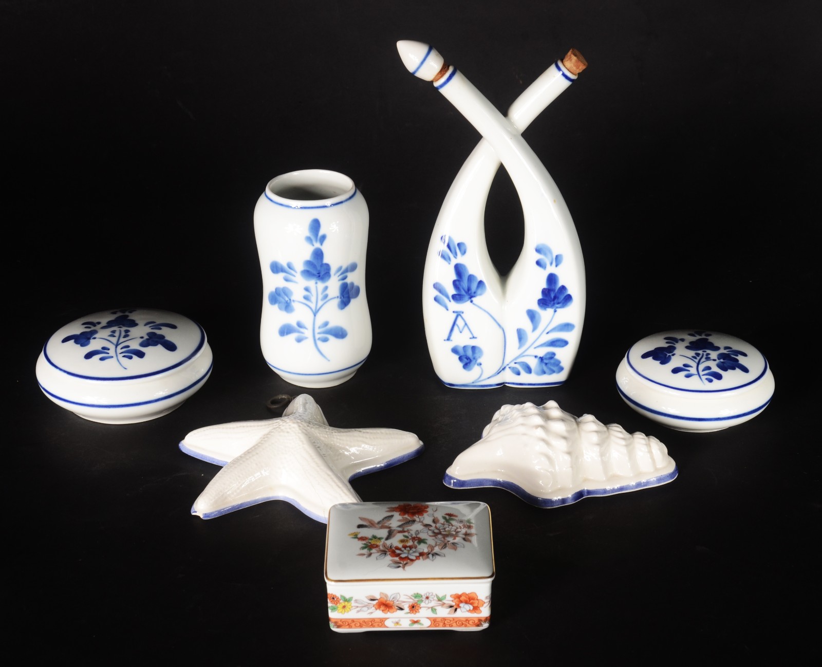 Diversas peças, sendo: galheteiro, vaso e par de caixas de porcelana... - foto 1 de 11