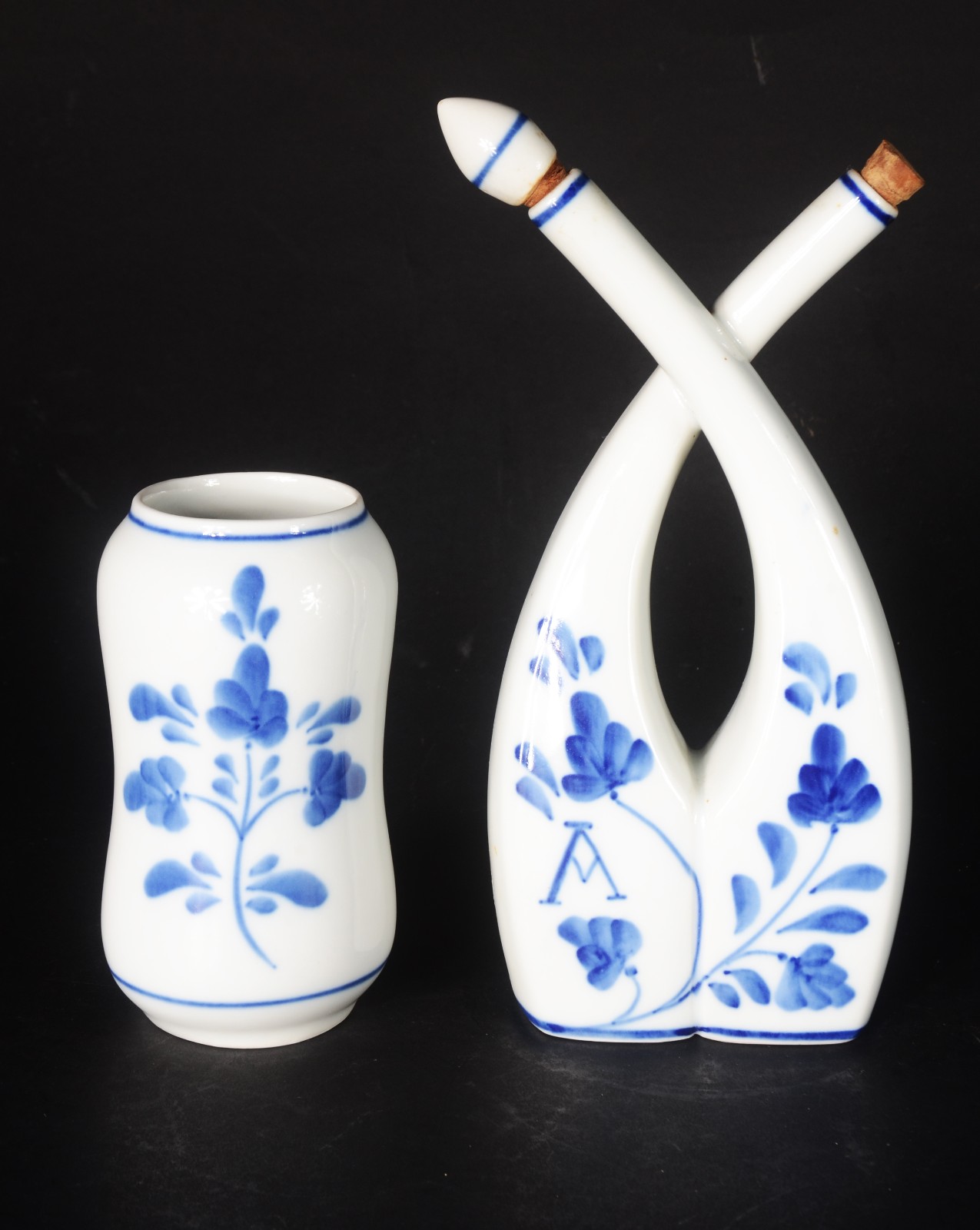Diversas peças, sendo: galheteiro, vaso e par de caixas de porcelana... - foto 2 de 11