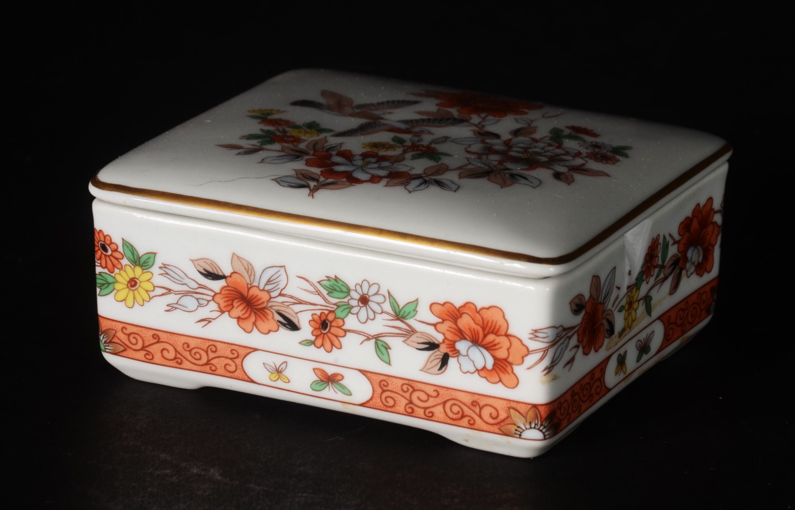 Diversas peças, sendo: galheteiro, vaso e par de caixas de porcelana... - foto 5 de 11