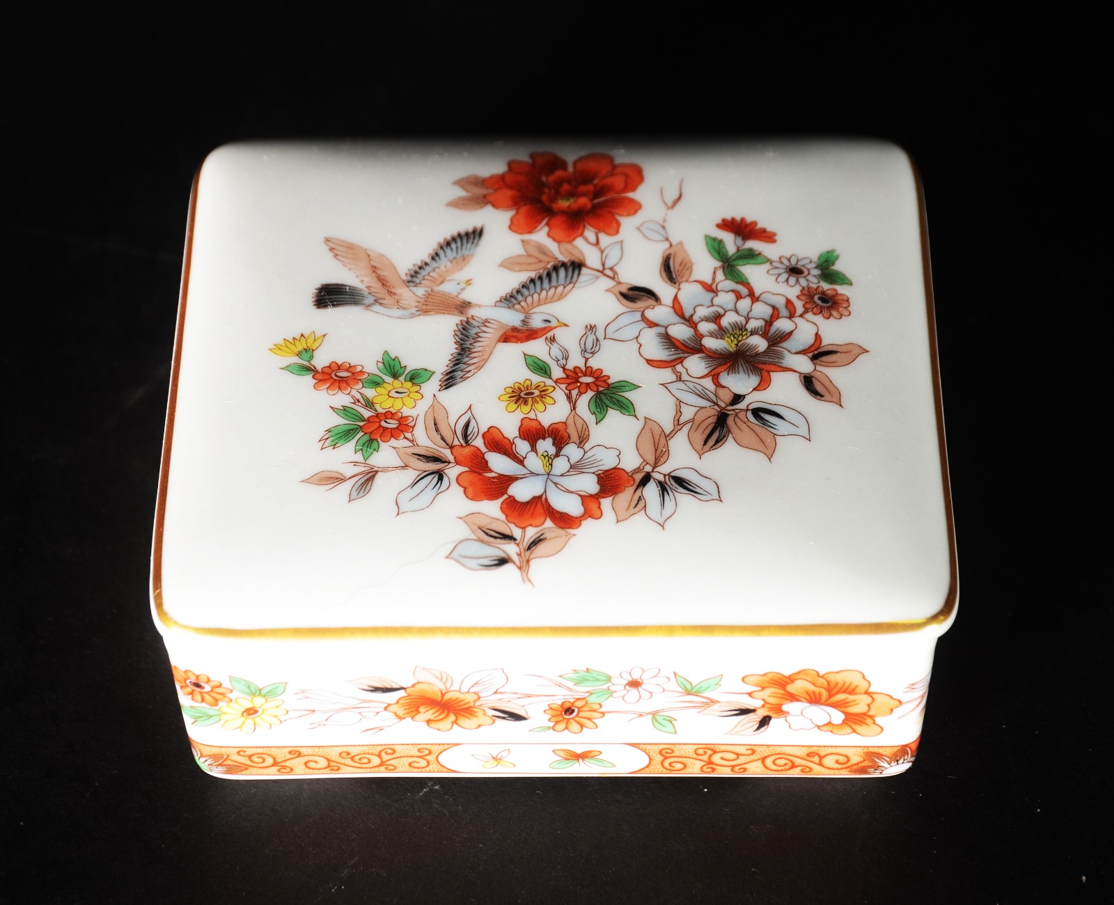 Diversas peças, sendo: galheteiro, vaso e par de caixas de porcelana... - foto 6 de 11