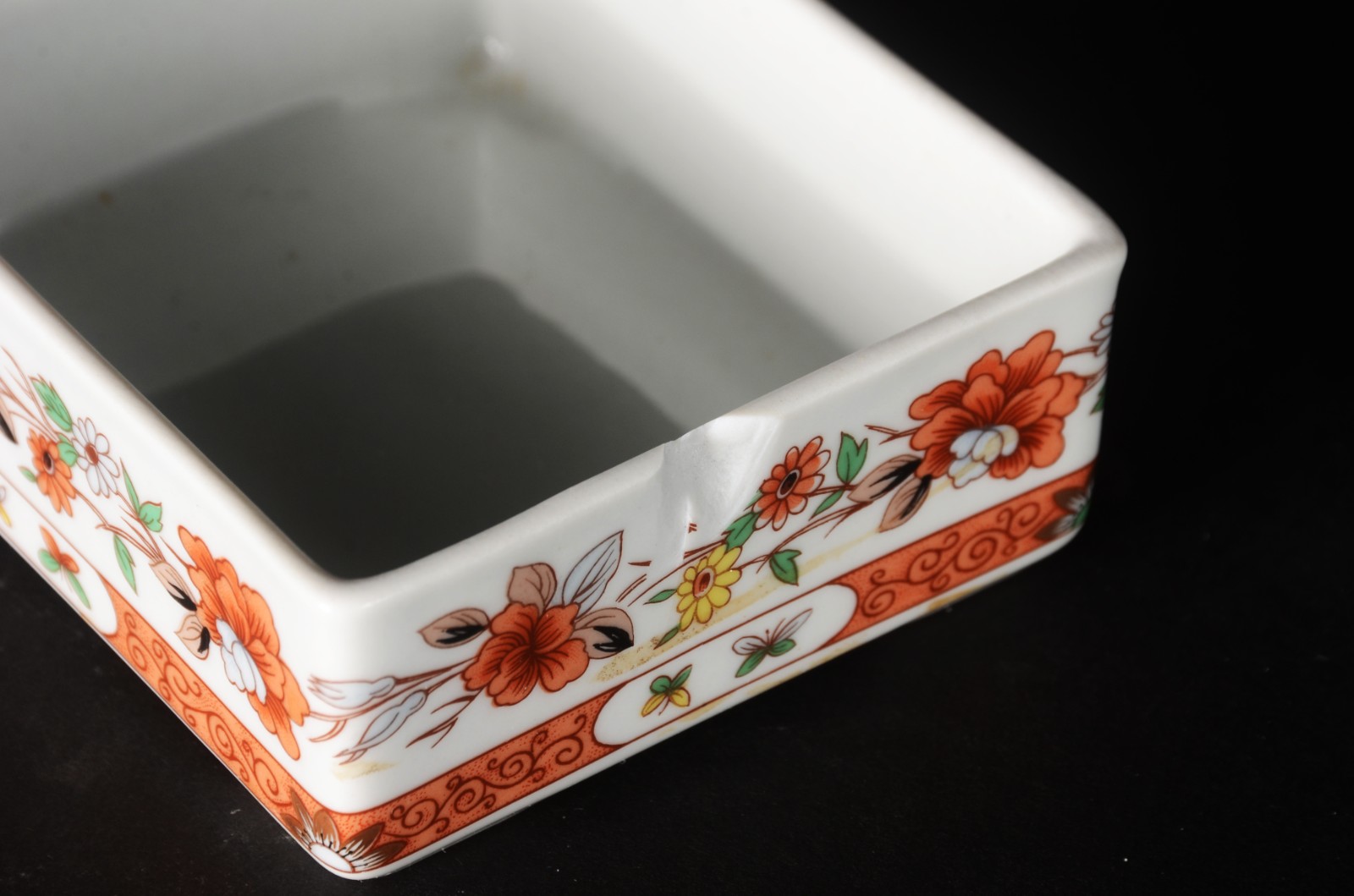 Diversas peças, sendo: galheteiro, vaso e par de caixas de porcelana... - foto 7 de 11