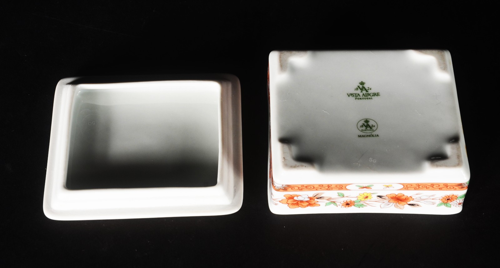 Diversas peças, sendo: galheteiro, vaso e par de caixas de porcelana... - foto 8 de 11
