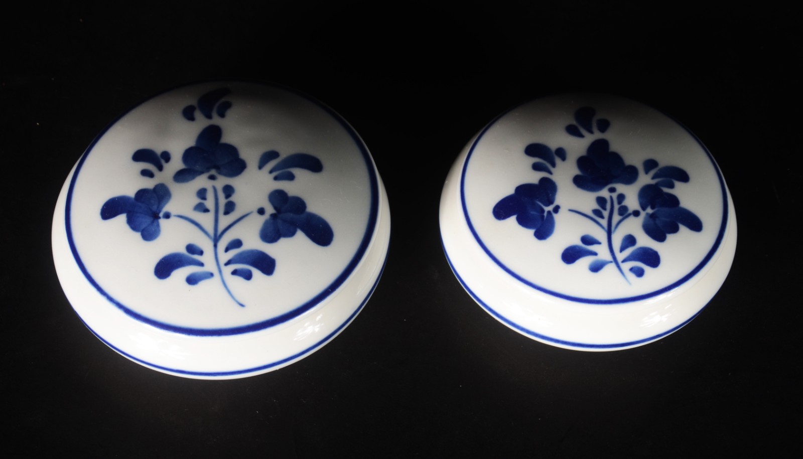 Diversas peças, sendo: galheteiro, vaso e par de caixas de porcelana... - foto 9 de 11