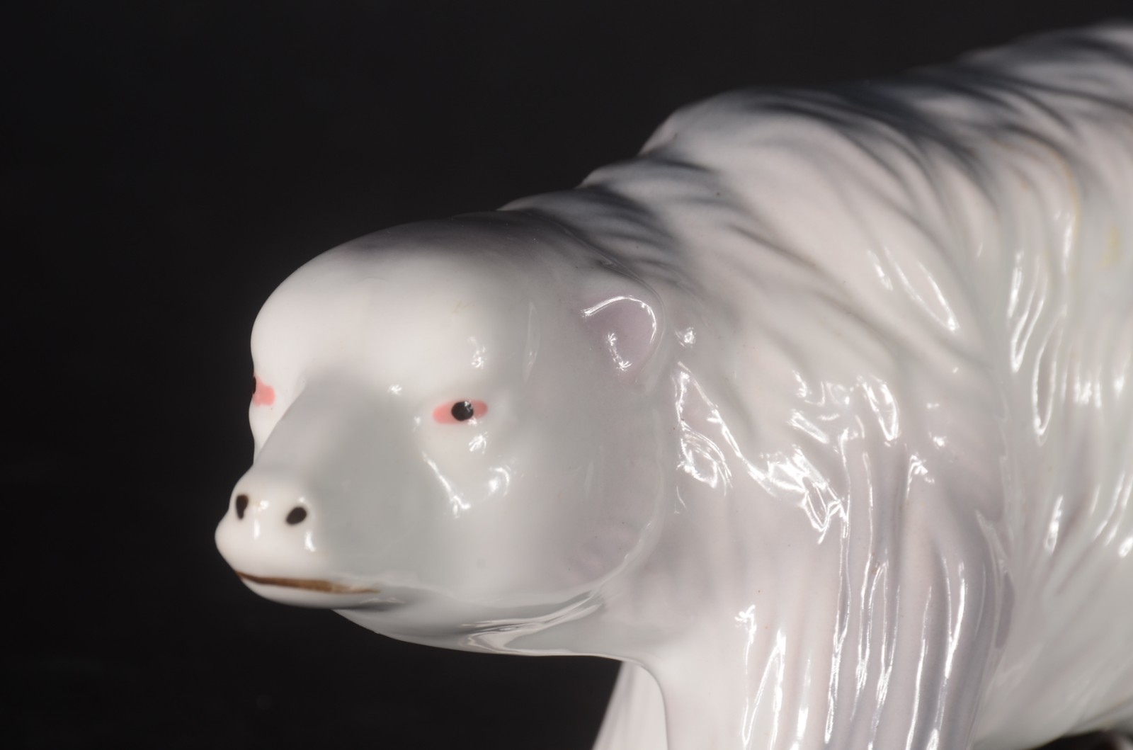Escultura de porcelana europeia representando urso. - foto 4 de 6