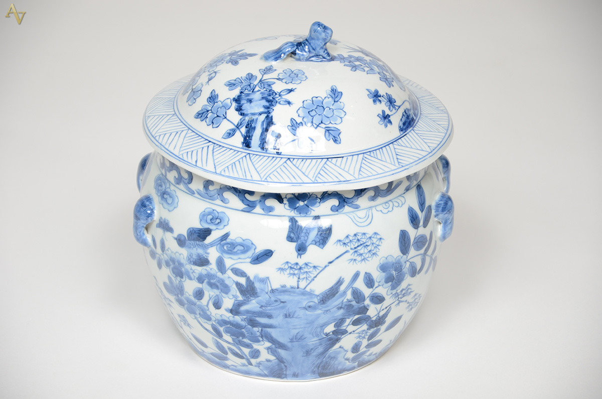 Potiche de porcelana chinesa nas cores azul e branca. Diâmetro 20 cm...