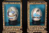 Par de "ovos" orientais com pinturas em policro... - Par de "ovos" orientais com pinturas em policromia representando "dragão" e "gueixa". Estojos forrados com tecido e vidro.