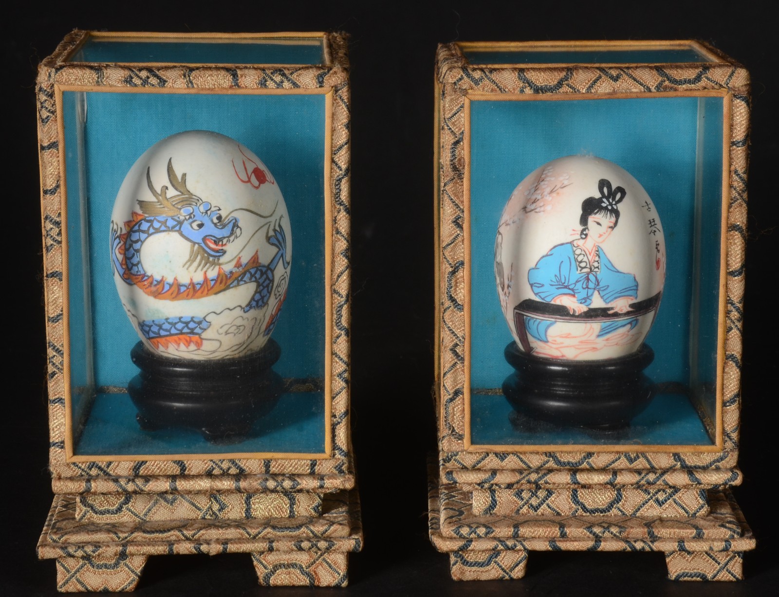 Par de "ovos" orientais com pinturas em policromia representando... - foto 1 de 10