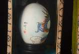 Par de "ovos" orientais com pinturas em policro... - Par de "ovos" orientais com pinturas em policromia representando "dragão" e "gueixa". Estojos forrados com tecido e vidro.