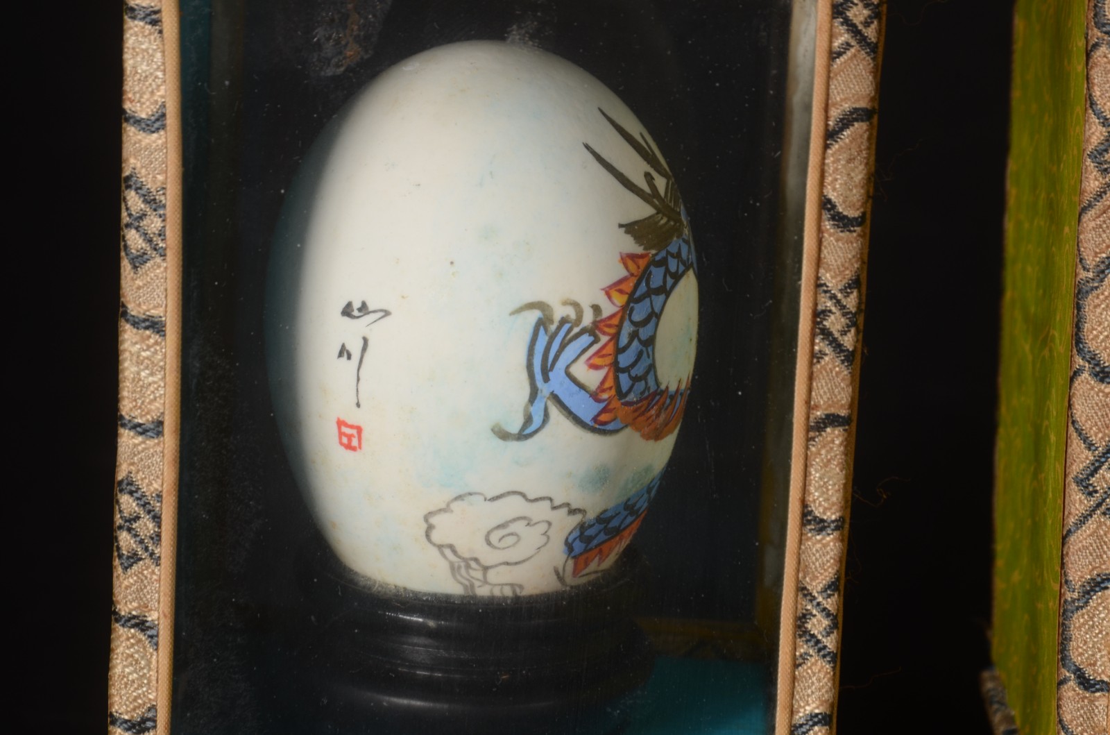 Par de "ovos" orientais com pinturas em policromia representando... - foto 8 de 10