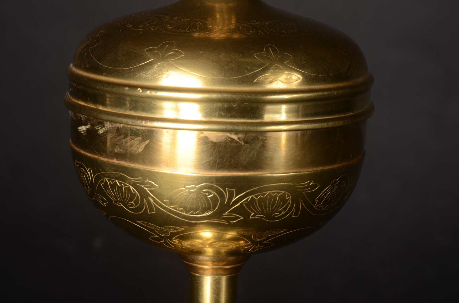 Âmbula de metal dourado com guirlandas florais, pega da tampa na... - foto 2 de 9