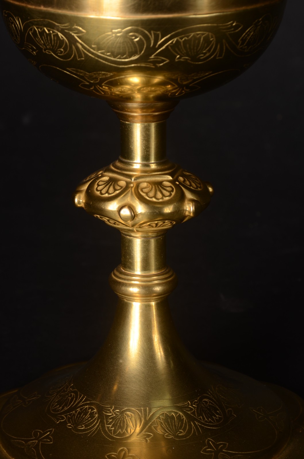 Âmbula de metal dourado com guirlandas florais, pega da tampa na... - foto 3 de 9