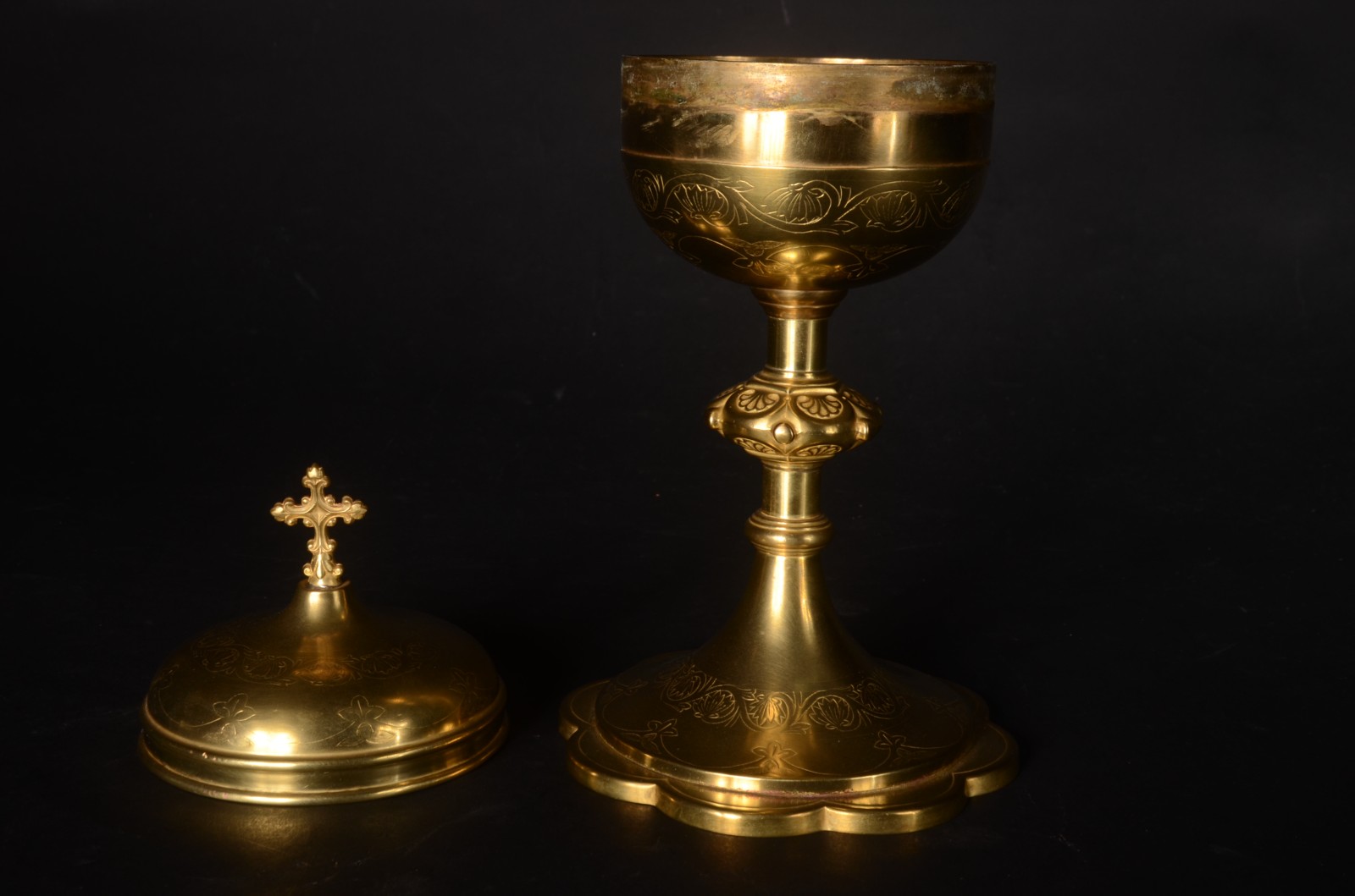 Âmbula de metal dourado com guirlandas florais, pega da tampa na... - foto 4 de 9