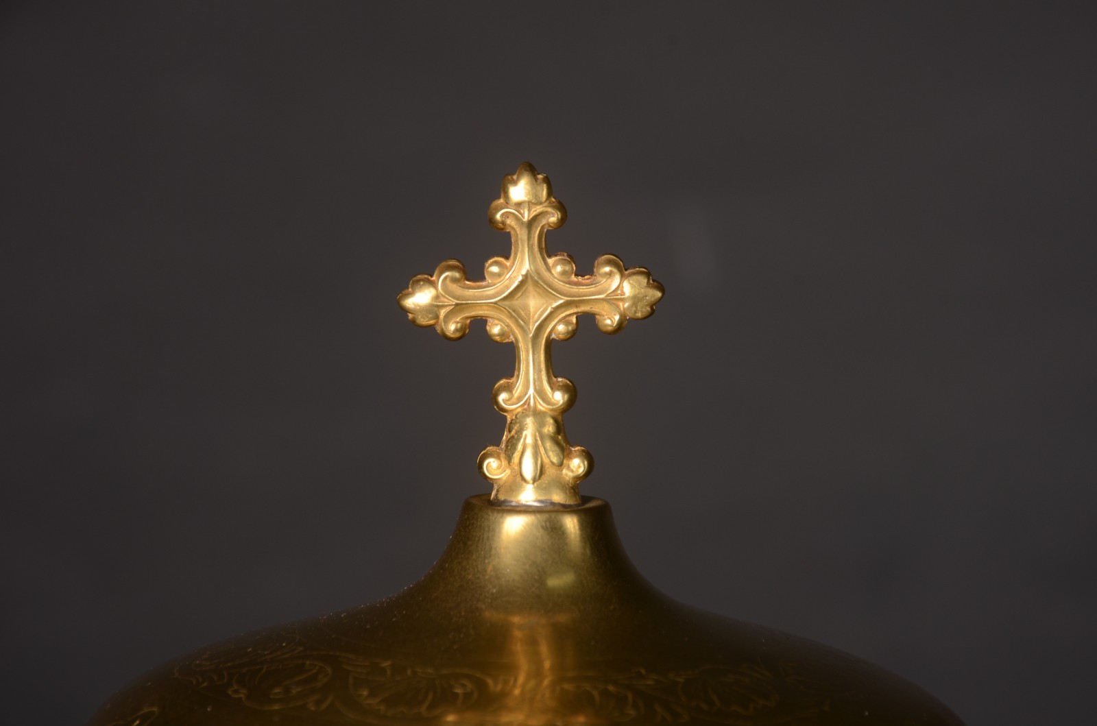 Âmbula de metal dourado com guirlandas florais, pega da tampa na... - foto 5 de 9