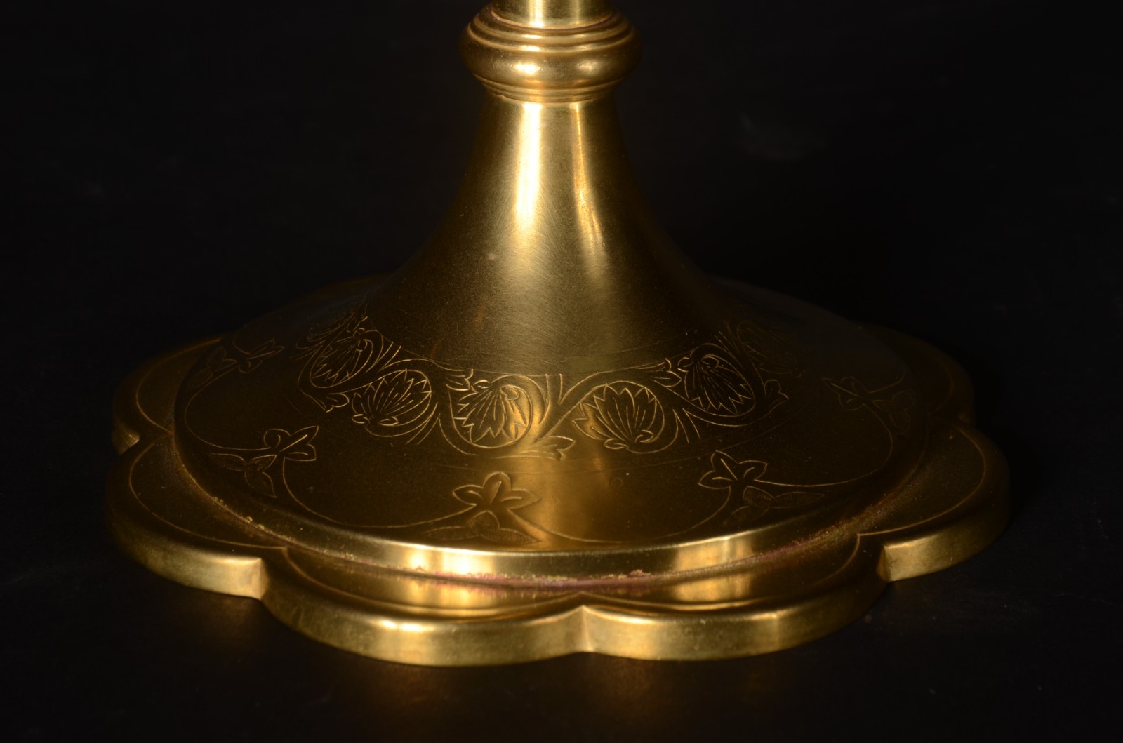 Âmbula de metal dourado com guirlandas florais, pega da tampa na... - foto 6 de 9