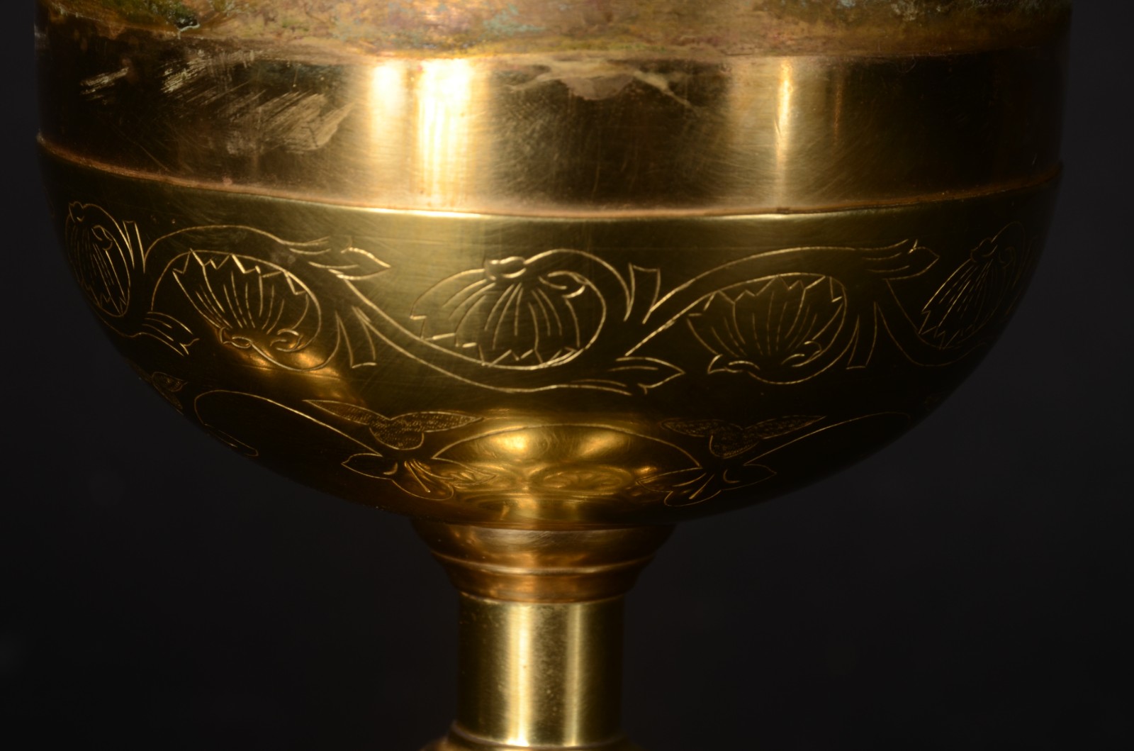 Âmbula de metal dourado com guirlandas florais, pega da tampa na... - foto 7 de 9