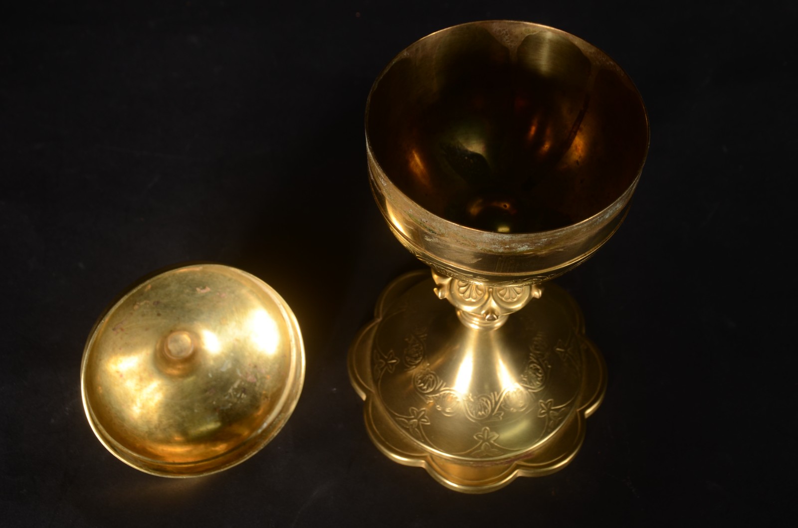 Âmbula de metal dourado com guirlandas florais, pega da tampa na... - foto 8 de 9