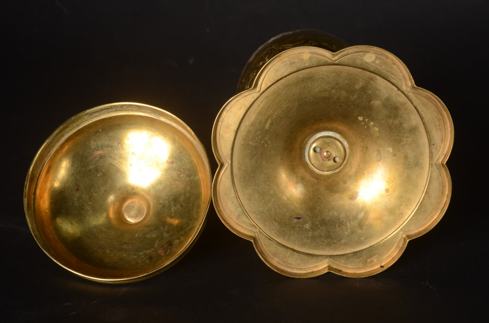 Âmbula de metal dourado com guirlandas florais, pega da tampa na... - foto 9 de 9
